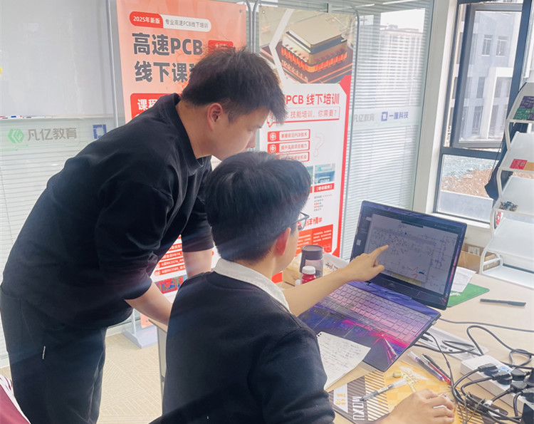 老师指导学员场景