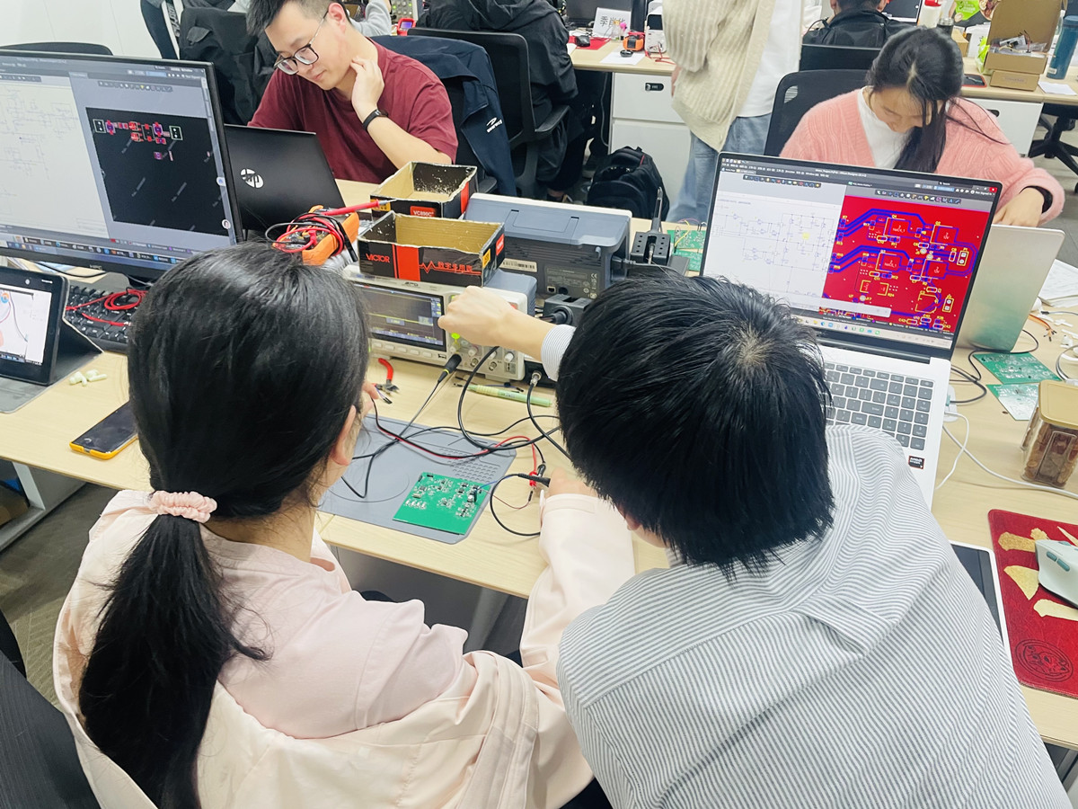 学员相互探讨学习氛围