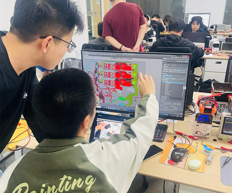 老师指导学生绘制PCB
