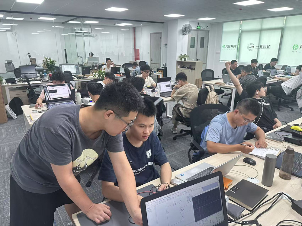老师指导学员场景