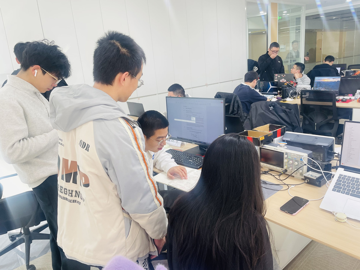 学生之间探讨氛围